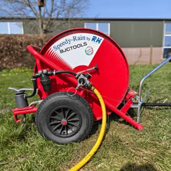 Speedy-Rain 300 haspel op grasveld – beregeningshaspel bij BJC Tools, Made in Italy