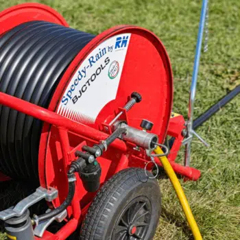 Close-up van de Speedy-Rain 300 haspel met stevige slang, drukregelaar en metalen frame – BJC Tools beregeningstechniek