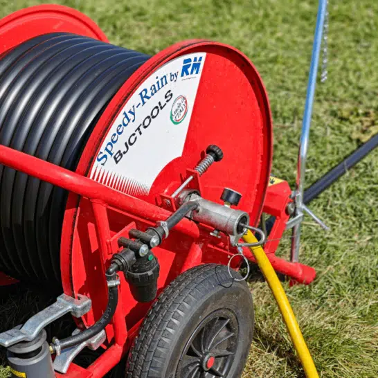 Close-up van de Speedy-Rain 300 haspel met stevige slang, drukregelaar en metalen frame – BJC Tools beregeningstechniek